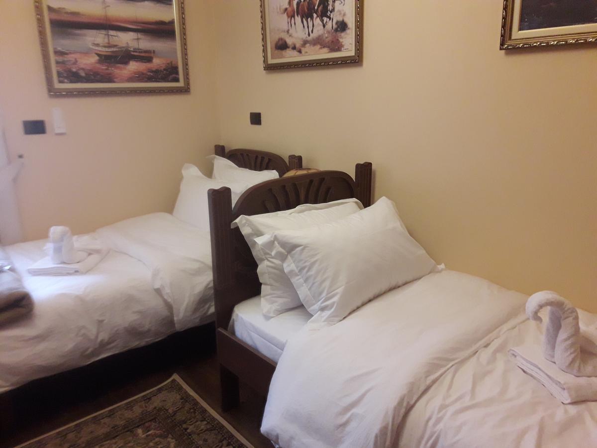 Mano Hotel *